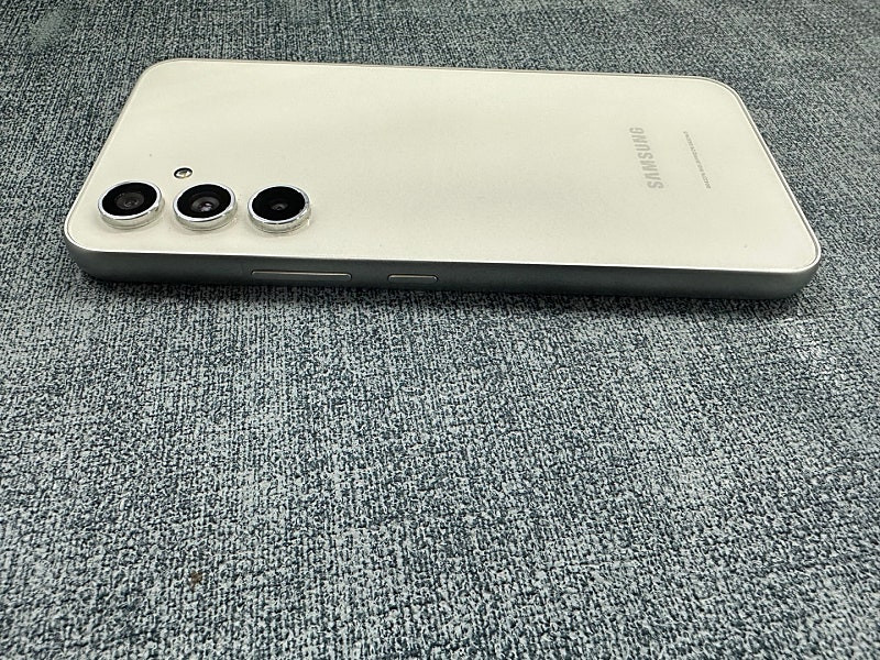 (새상품급) 갤럭시퀀텀4 128G 크림 23년 10월개통 무잔상 18만원 판매해요--6