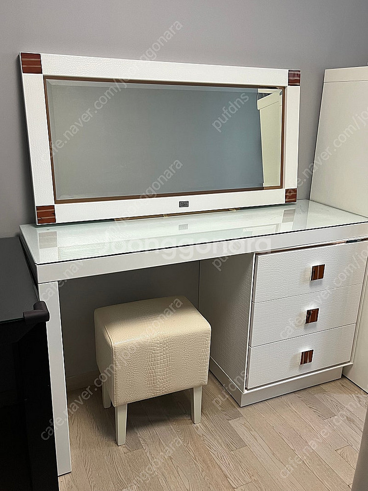 화이트 원목 화장대 상태 최상--0