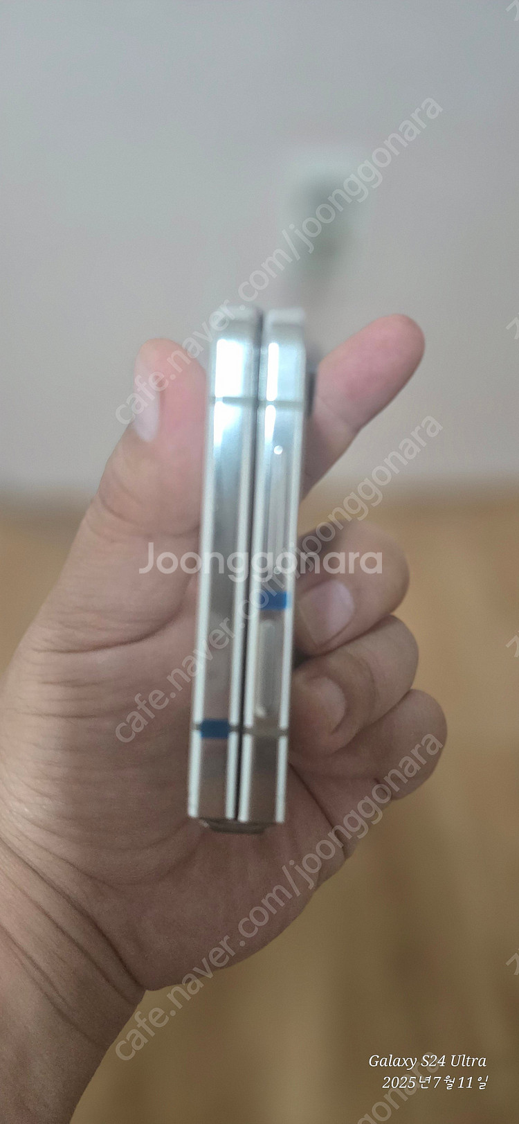 <센터판-수리후 미사용> 플립5 화이트 256GB 판매...--2