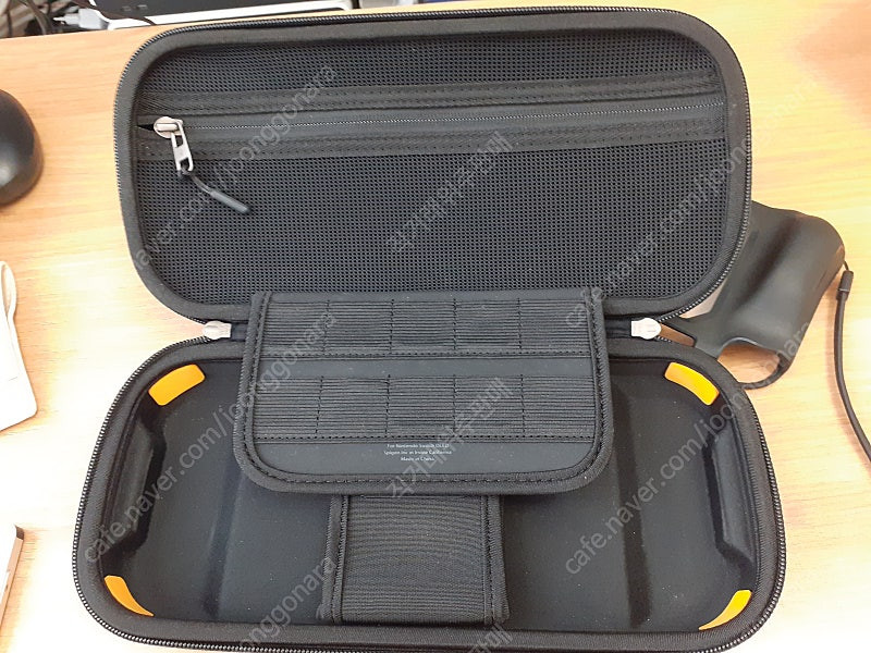 닌텐도스위치 oled 휴대보호케이스2종 슈피겐제품 팝니다--1