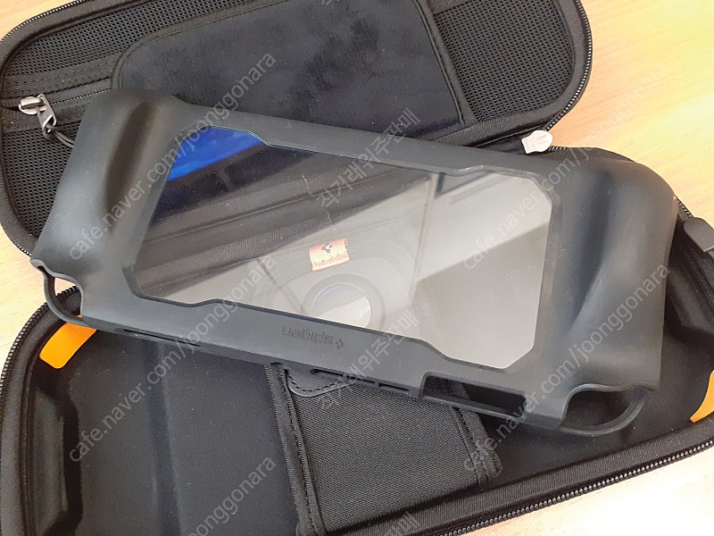 닌텐도스위치 oled 휴대보호케이스2종 슈피겐제품 팝니다--2