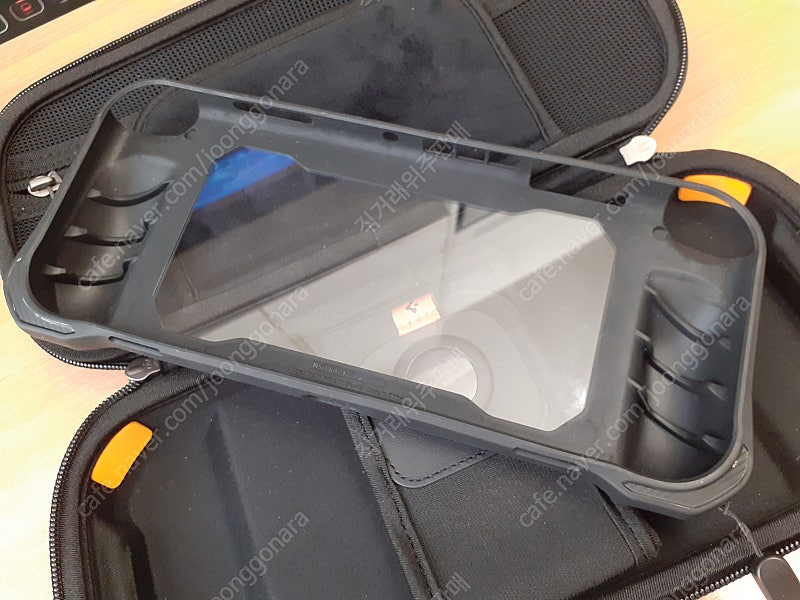 닌텐도스위치 oled 휴대보호케이스2종 슈피겐제품 팝니다--3