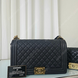 샤넬보이빈티지 금자 미듐사이즈 팝니다.