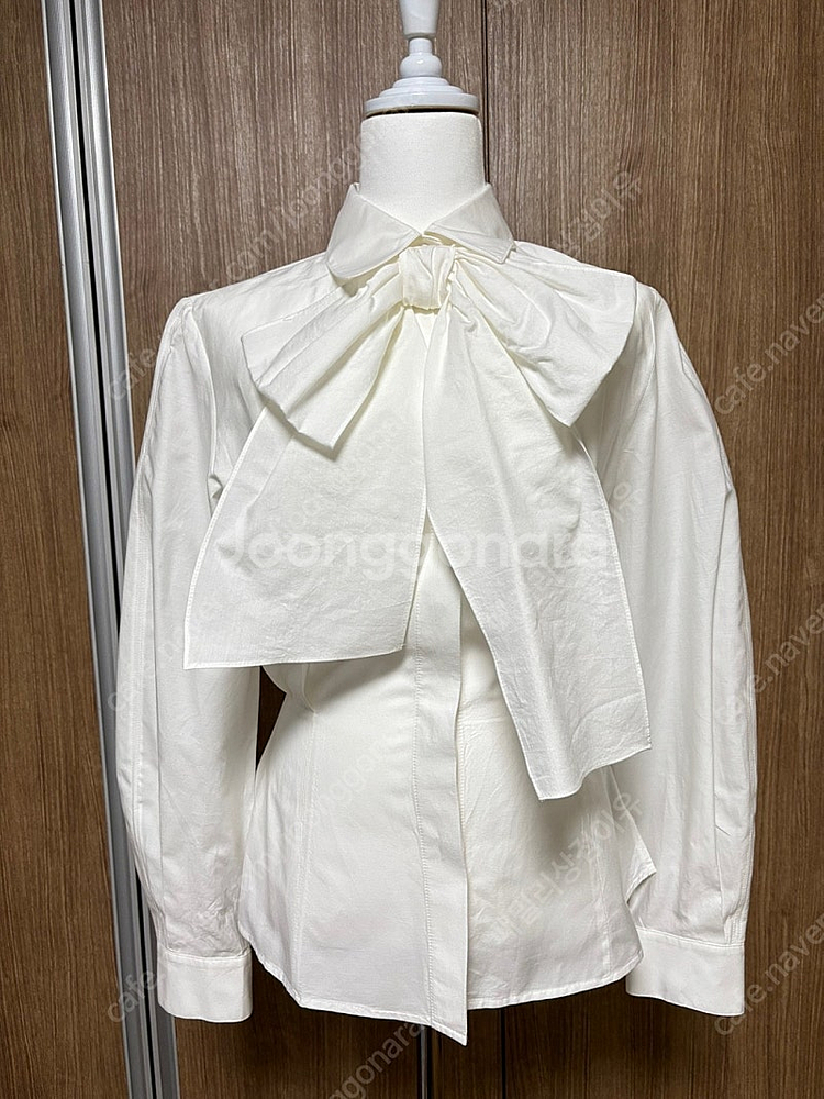 한섬 오브제 실크 블렌드 디테처블 보우 스트랩 셔츠--3