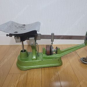 엔틱 추 저울 입니다.