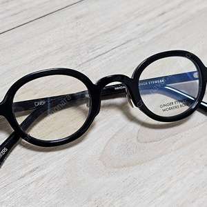 (가격내림) 진저아이웨어 DIVER BOLD 안경테 (김원중안경/블랙) 6만에팝니다. (새상품) 사이즈 : 41ㅁ25 케이스만없는 새상품 입니다.