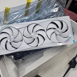 7월구매 RTX5080 어로스마스터 화이트