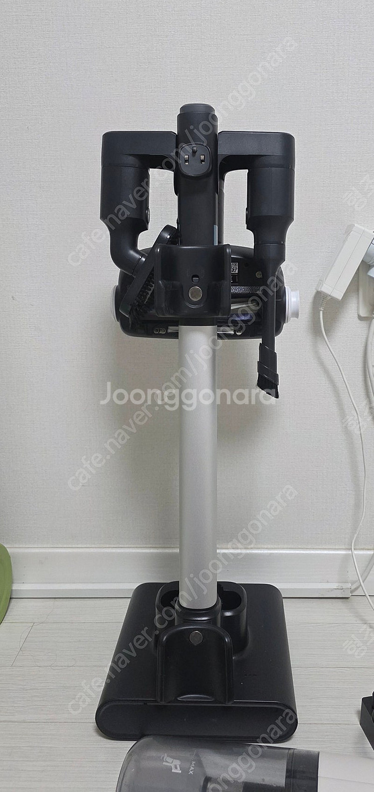 일렉트로룩스 얼티밋홈 900 청소기 본체와 충전 거치대, 배터리--0