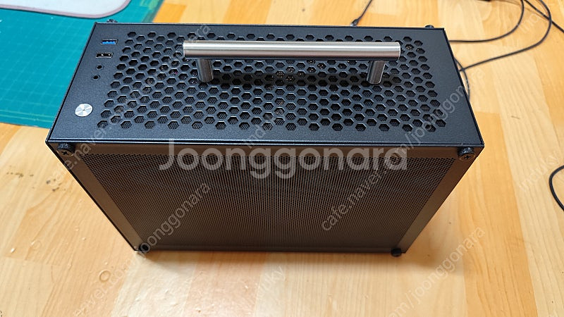 라이젠 9800X3D+라데온 RX9070XT SFF 본...--2