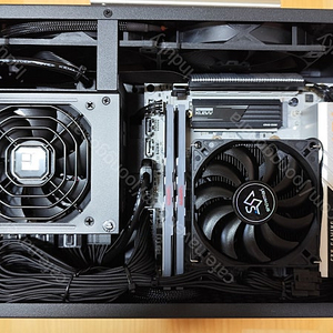라이젠 9800X3D+라데온 RX9070XT SFF 본체
