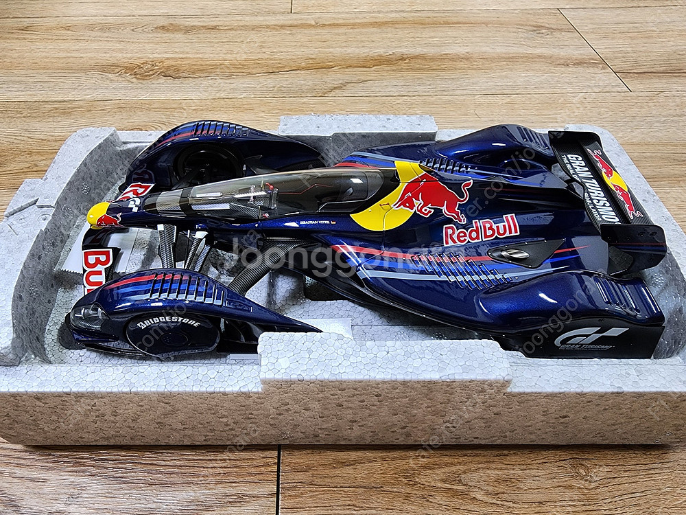 1:18 Red Bull X2010 Sebastian ...--4