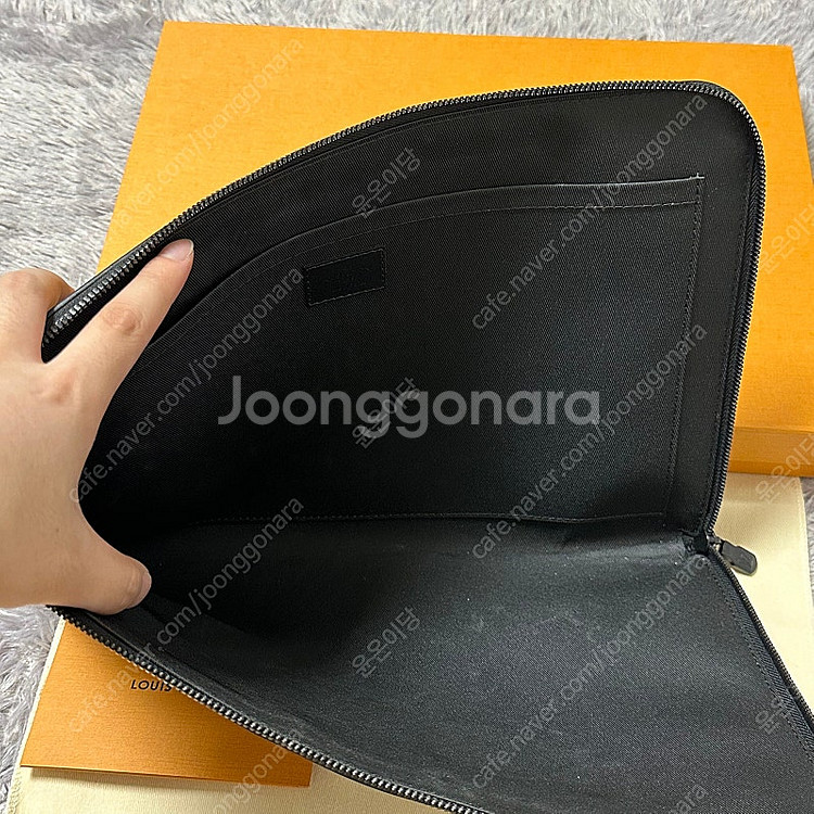 [풀구성] 루이비통 쉐도우 도큐먼트 포쉐트 주르 클러치--2