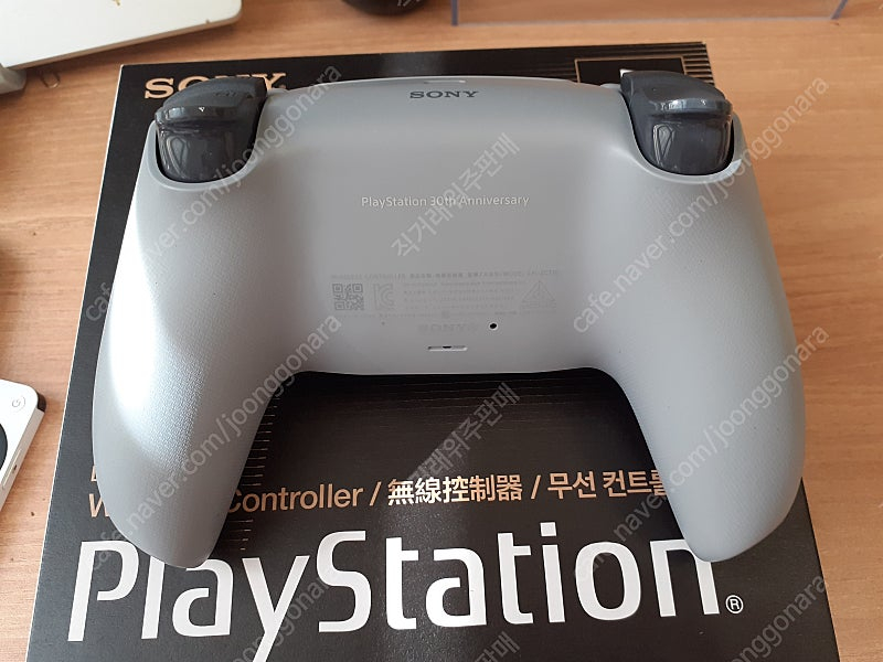 PS5 듀얼센스 30주년 에디션 판매합니다.--2