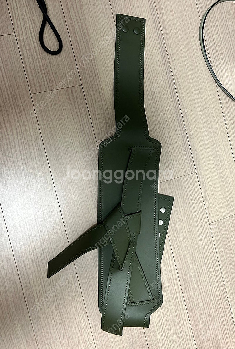 로에베 게이트 벨트 올리브 L사이즈--1