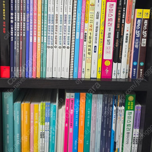 수능 관련 책들. 이투스 김민정 선생님 정승제 선생님 , 메가 스터디 책등 많이 있습니다. 언어 수리 사탐 영어 세계사 동아시아사 EBS