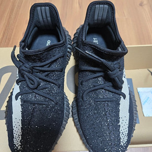 아디다스 이지부스트 350 V2 (240사이즈)