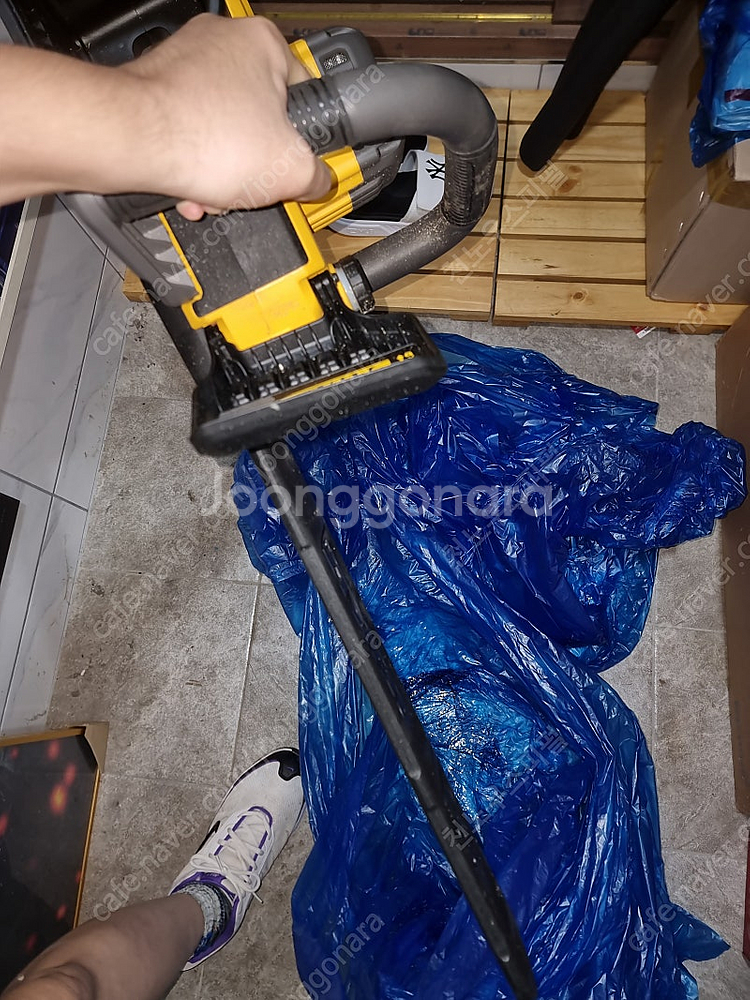 20인치 디월트 전기톱 dcm575n 판매 합니다--4