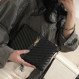 입생로랑 생로랑 클러치/클러치백 스몰 새상품급 정품(감정서O)구찌루이비통디올프라다고야드샤넬보테가베네타발렌시아가셀린느톰브라운버버리미우미버킷백호보백클러치가방크로스백숄더백토트백파우치지갑