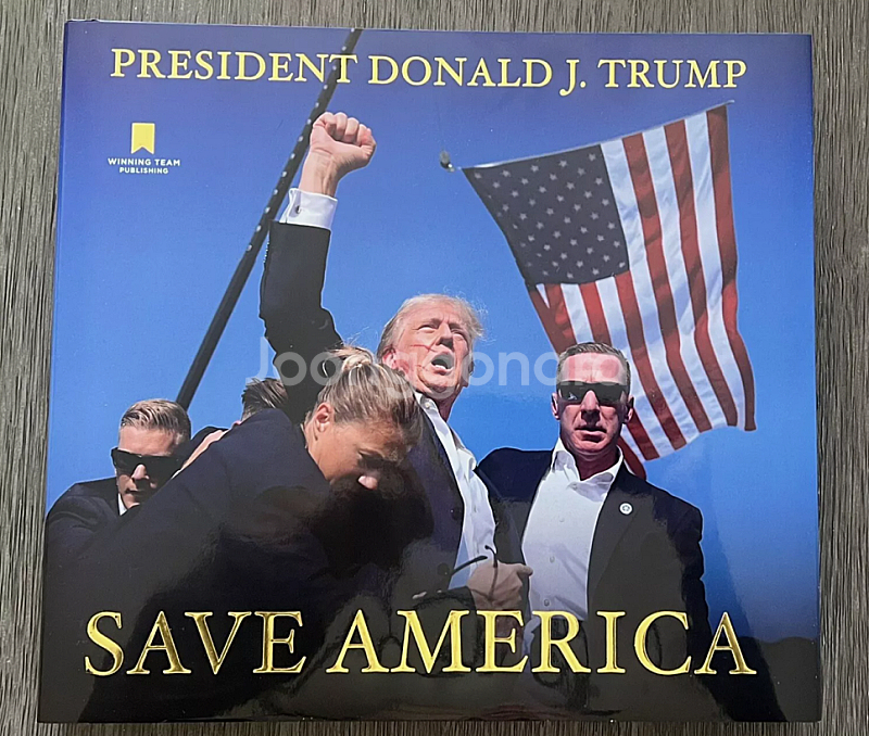트럼프 친필 싸인 "'Save America" 한정판 ...--0