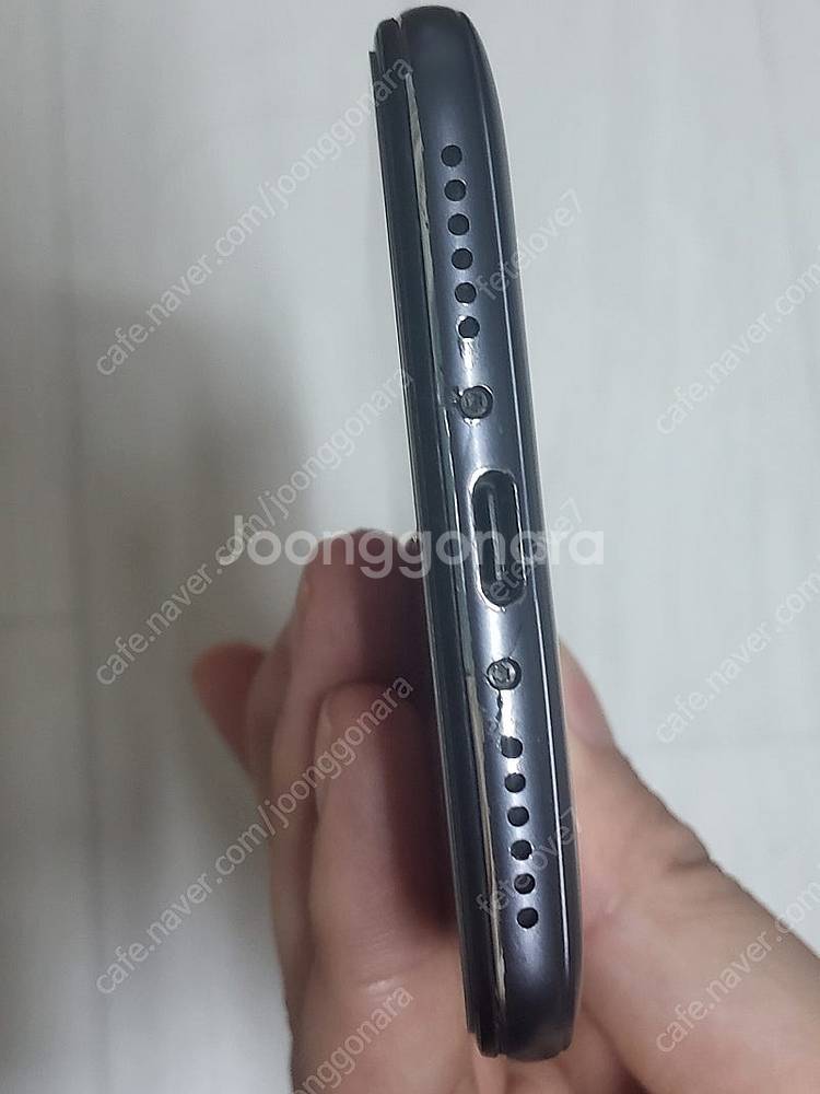 포코폰f1 3만원에 판매 합니다--3