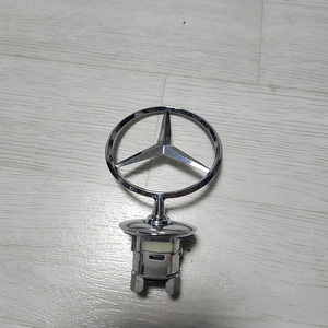 w212 전기형 정품 본넷 엠블럼 입니다.