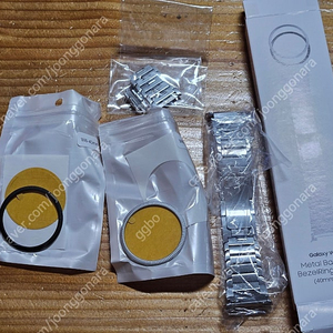 갤럭시 워치8 시리즈 메탈 밴드 with 베젤링 스티커S (40mm, 실버) 팝니다