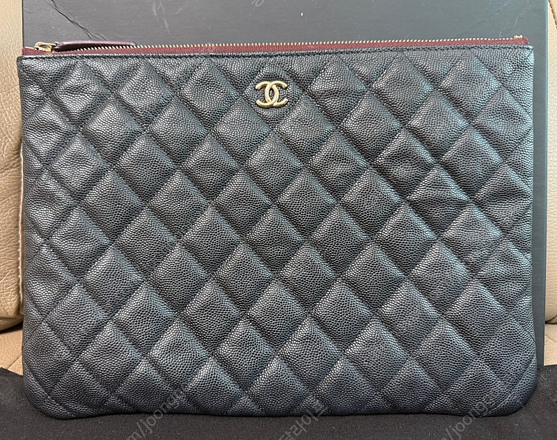 샤넬 클래식 캐비어 클러치 뉴미듐 금장--1