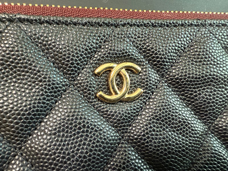 샤넬 클래식 캐비어 클러치 뉴미듐 금장--2