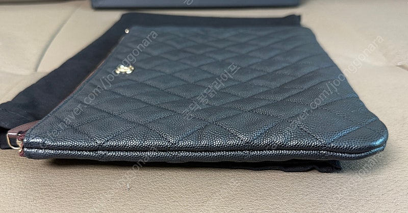 샤넬 클래식 캐비어 클러치 뉴미듐 금장--4