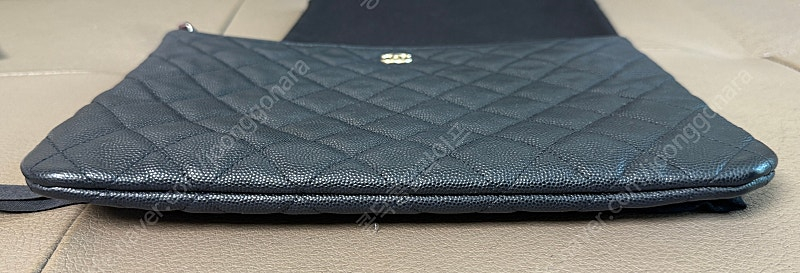 샤넬 클래식 캐비어 클러치 뉴미듐 금장--5