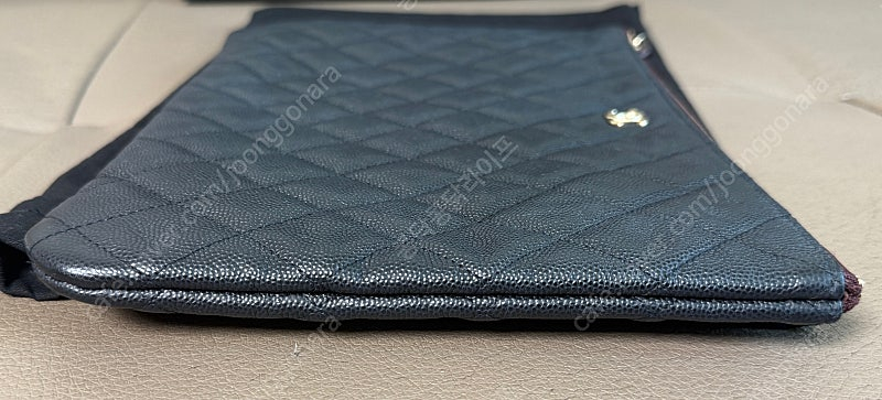 샤넬 클래식 캐비어 클러치 뉴미듐 금장--6