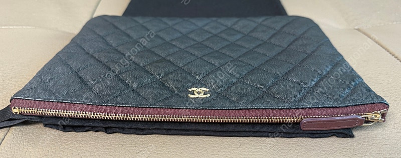 샤넬 클래식 캐비어 클러치 뉴미듐 금장--7