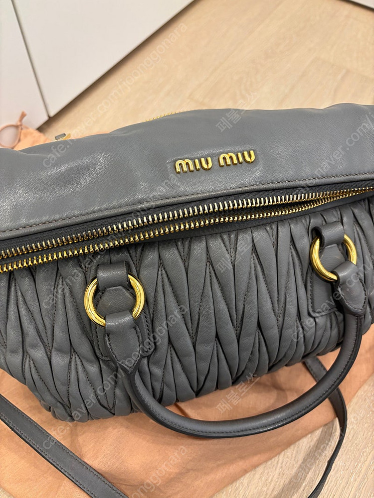 미우미우 복주머니 가방 이미지