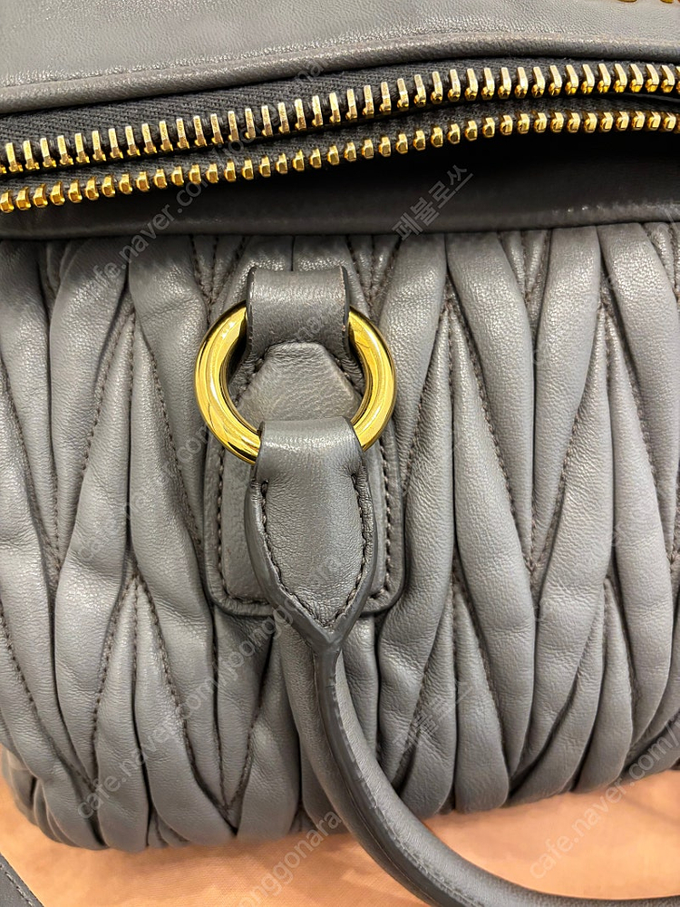 미우미우 복주머니 가방 이미지