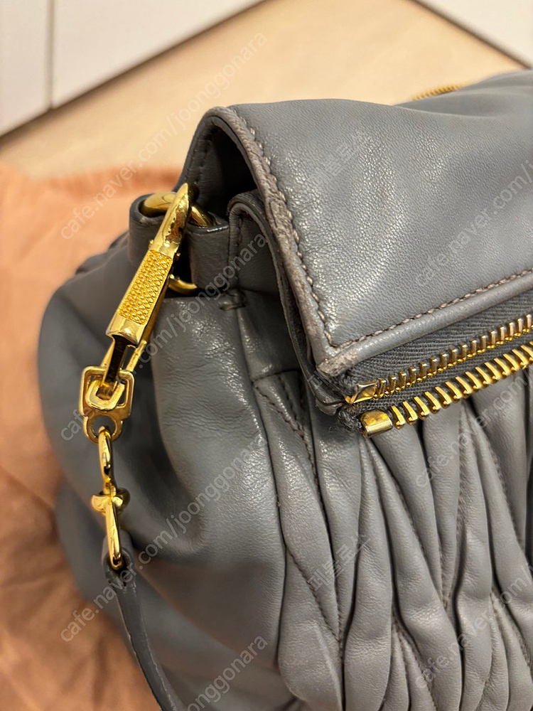 미우미우 복주머니 가방 이미지