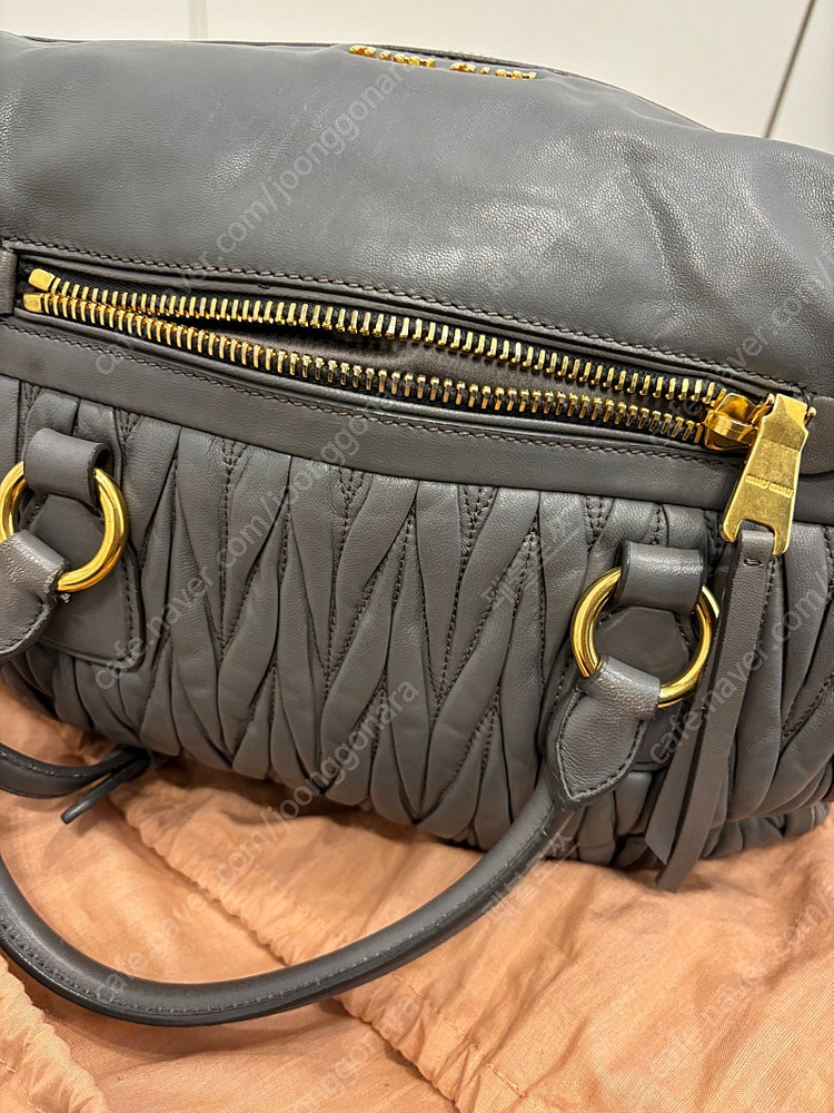 미우미우 복주머니 가방 이미지