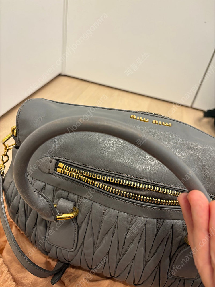 미우미우 복주머니 가방 이미지