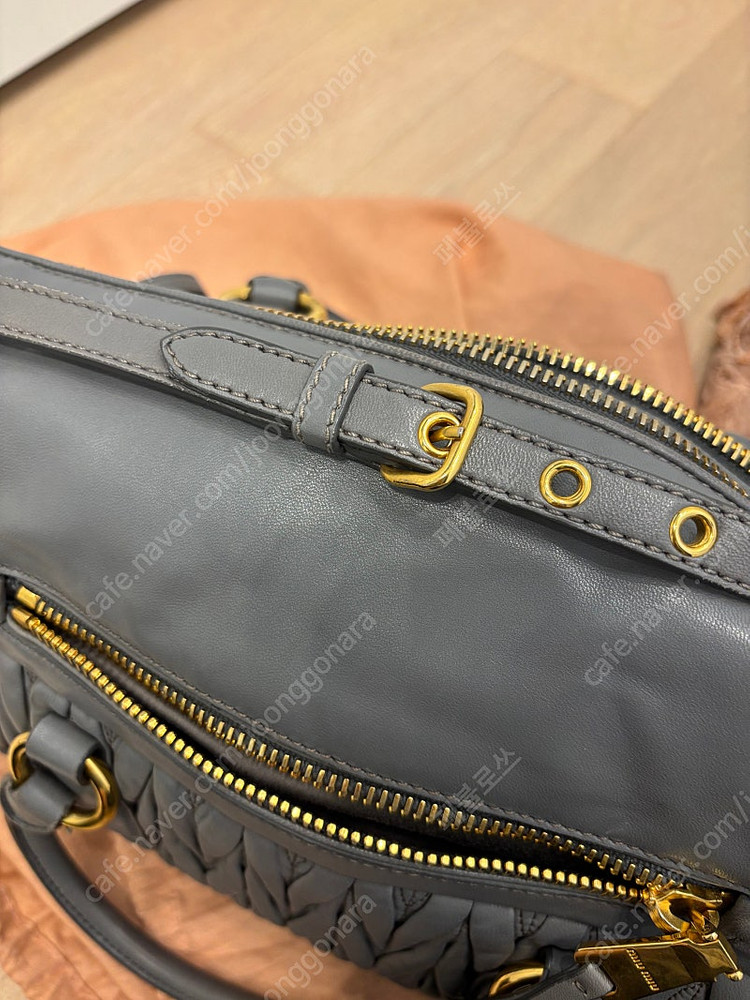 미우미우 복주머니 가방 이미지