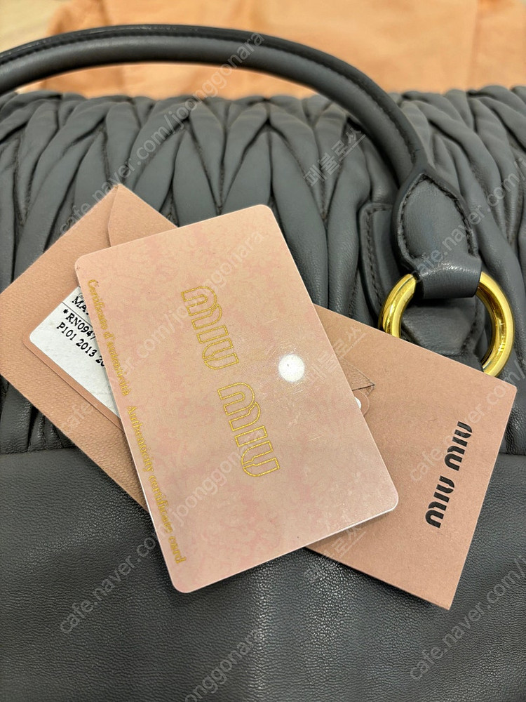 미우미우 복주머니 가방 이미지