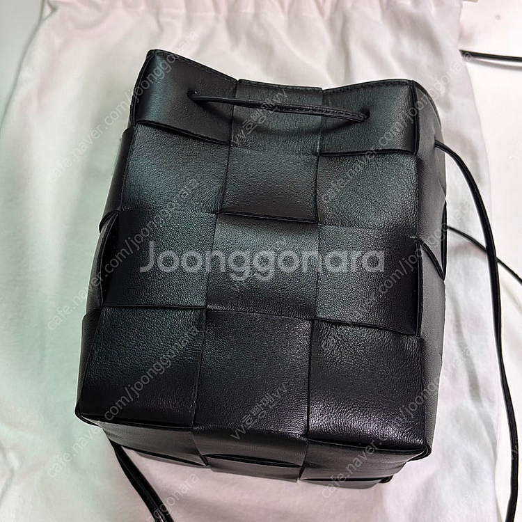 보테가 베네타 스몰 레더 카세트 버킷백 블랙--0