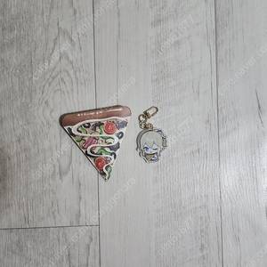 피자 알볼로 원신 키링, 스즈메의 문단속 펀딩 굿즈, 스파이 패밀리 요르 태피스트리, GS25 명조 콜렉터 북, 니케 굿즈, 판매합니다.