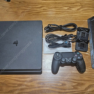 PS4 슬림 500기가 CUH-2218A 타이틀3개 포함 19만원에 판매 합니다.