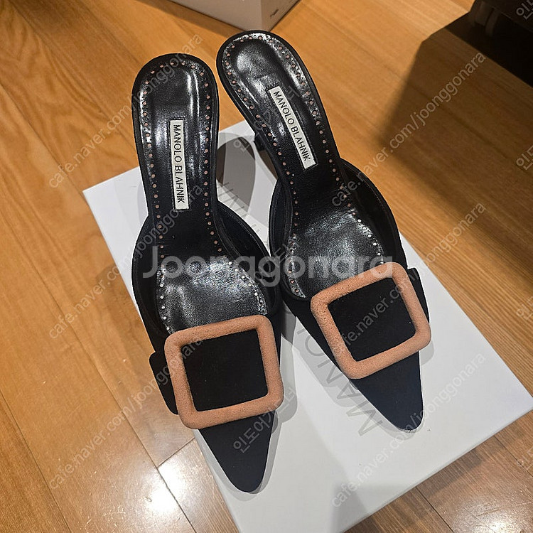 마놀로 블라닉 메이세일 새틴 뮬 힐 블랙 40. 250...--0