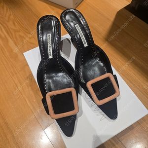 마놀로 블라닉 메이세일 새틴 뮬 힐 블랙 40. 250. 255