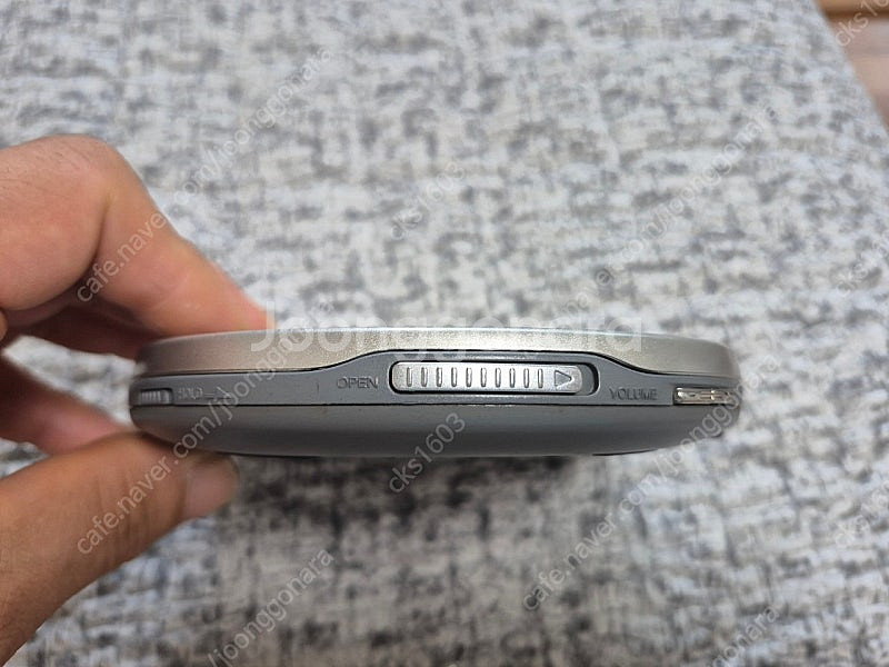 SONY CDP D-E777 실버색상 정상작동품 판매합...--2
