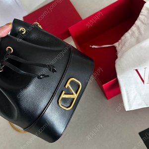 발렌티노 가라바니 시그니처 로고 블랙 버킷백