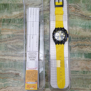[새제품] 스와치(Swatch) 시계 판매합니다. 미개봉 상태는 아니지만 새제품입니다. 포장 박스는 파손된 점 고려하시기 바랍니다.