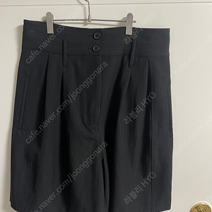 자라(Zara) 핀스트라이프 버뮤다 팬츠
