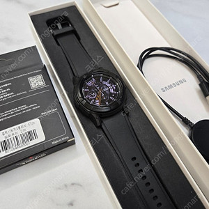 갤럭시 워치4 클래식 42mm + 케이스 + 강화유리 2매