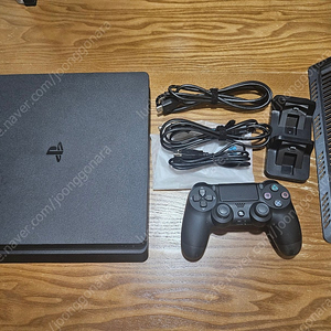 PS4 슬림 500기가 CUH-2218A 타이틀3개 포함 19만원에 판매 합니다.